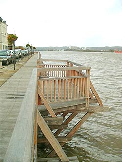 Passerelle en bois à Quillebeuf-sur-Seine