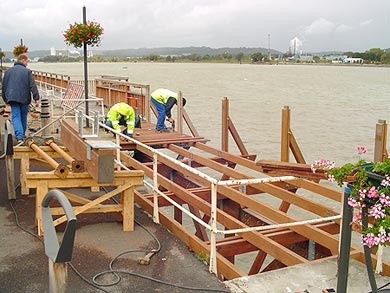 Passerelle en bois à Quillebeuf-sur-Seine